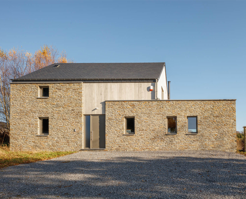 Menuisere-Riche-essence-de-bois-meleze-couleur-gris-exterieur-maison-façade.jpg