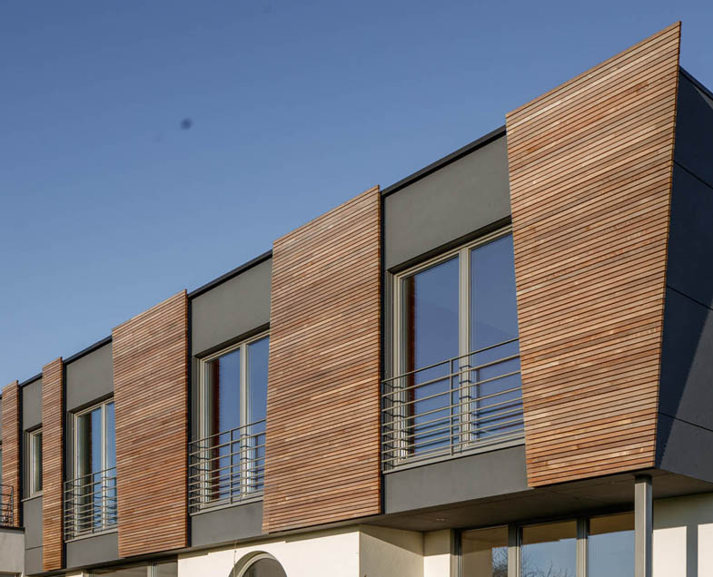Menuiserie-Riche-portes-balcons-modernes-grises-etage-bardage-bois-enduit-Rebq.jpg