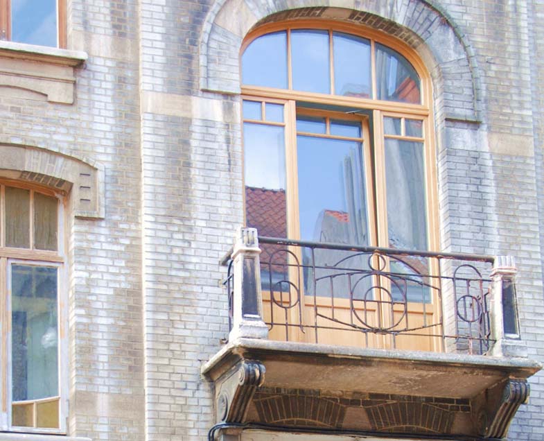 Menuiserie-Riche-portes-balcons-patrimoine-sur-balcon-etage-maison-de-maitre-Bruxelles-chene.jpg