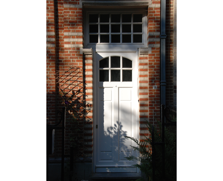 Menuiserie-Riche-porte-cottage-blanche-imposte-petits-bois-renovation-ville.png