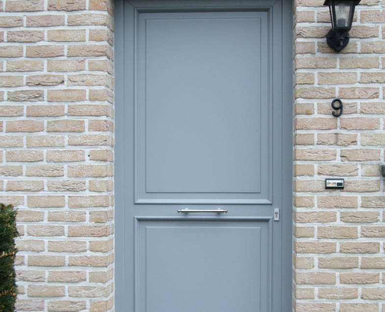 Menuiserie-Riche-porte-elegance-deux-panneaux-bleu-gris-tirant-inox.jpg