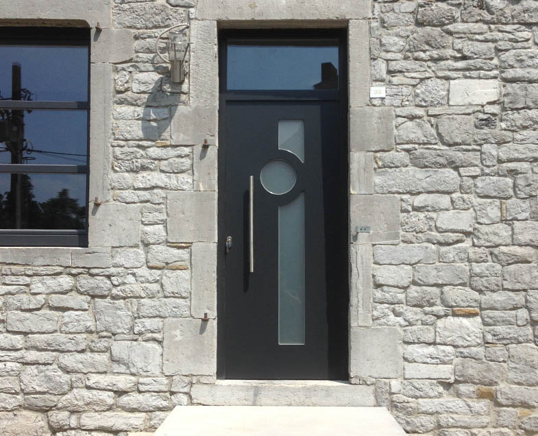 Menuiserie-Riche-portet-exterieure-bloc-porte-bois-aluminium-moderne-insertion-vitrages-girs-fonce-facade-pierres.jpg