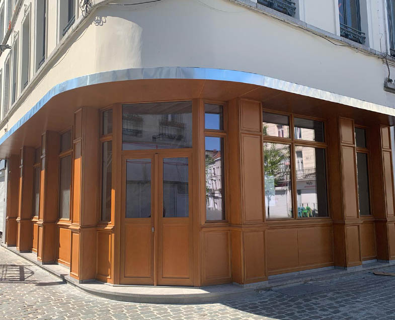 Menuiserie-Riche-types-portes-doubles-portes-couleur-brun-entree-restaurant-facade.jpg