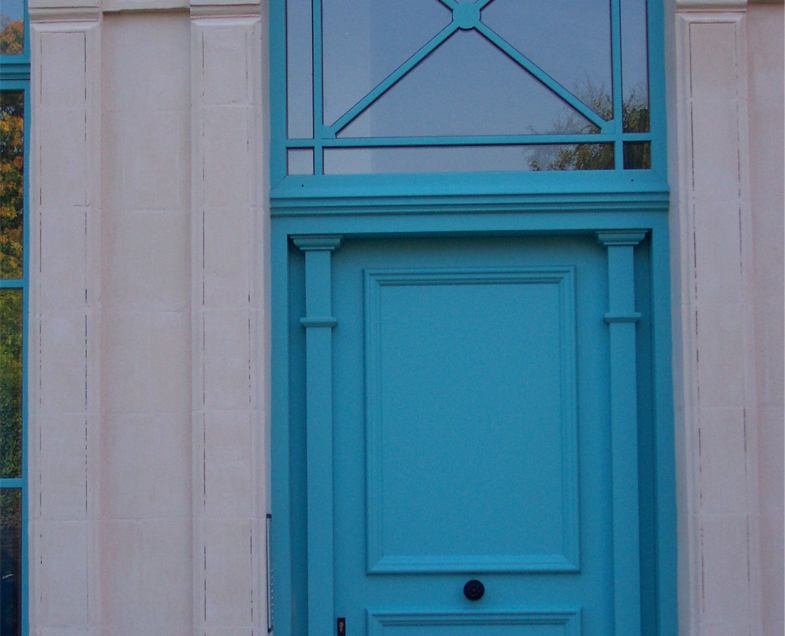 Menuiserie-riche-teintes-peinture-a-l-identique-couleur-bleu-vue-exterieur-porte-entree-renovation-2.jpg