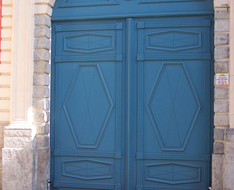 Menuiserie-riche-teintes-peinture-a-l-identique-couleur-bleu-vue-exterieur-porte-entree-renovation.jpg