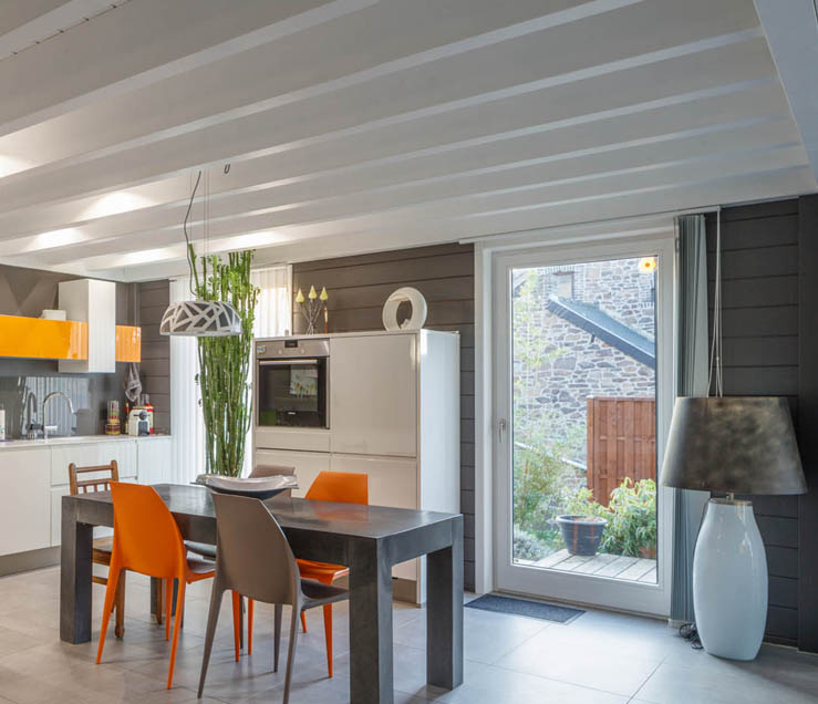 Menuiserie-Riche-porte-vitree-bicolore-interieur-blanc-cuisine-maison-en-bois-architecte-Esquisse-Stabilame.jpg