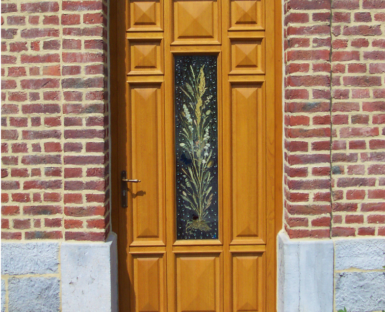 Menuiserie-Riche-essence-de-bois-chene-couleur-brun-exterieur-porte-entree.jpg