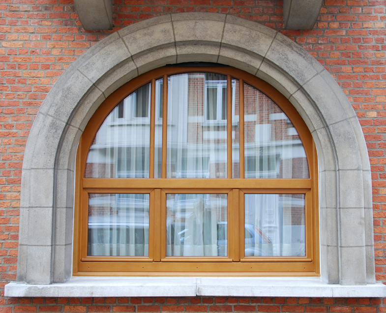 Menuiserie-Riche-fenêtre-essence-de-bois-chene-couleur-brun-exterieur-arrondi.jpg