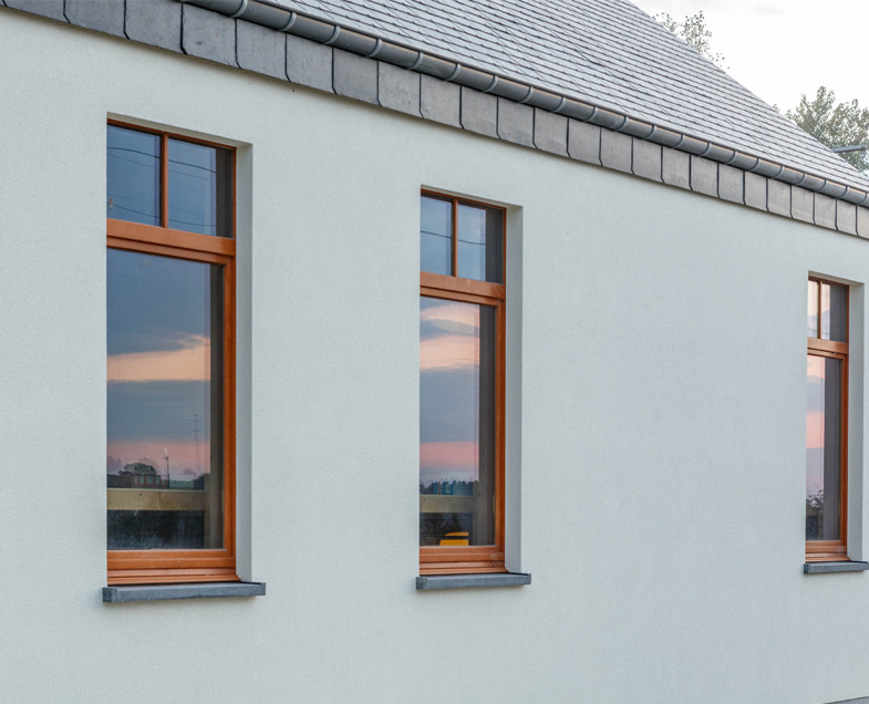 Menuiserie-Riche-fenêtre-essence-de-bois-chene-couleur-brun-exterieur-facade.jpg