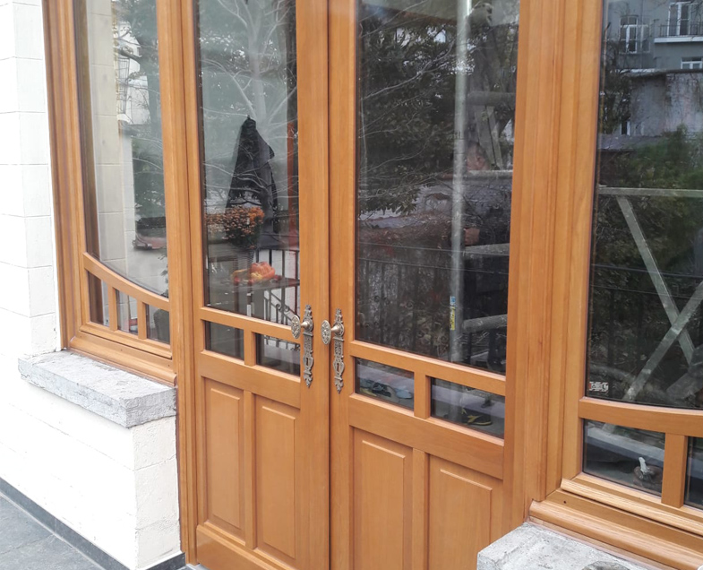 Menuiserie-Riche-fenêtre-essence-de-bois-chene-couleur-brun-exterieur-porte-entree-4.jpg