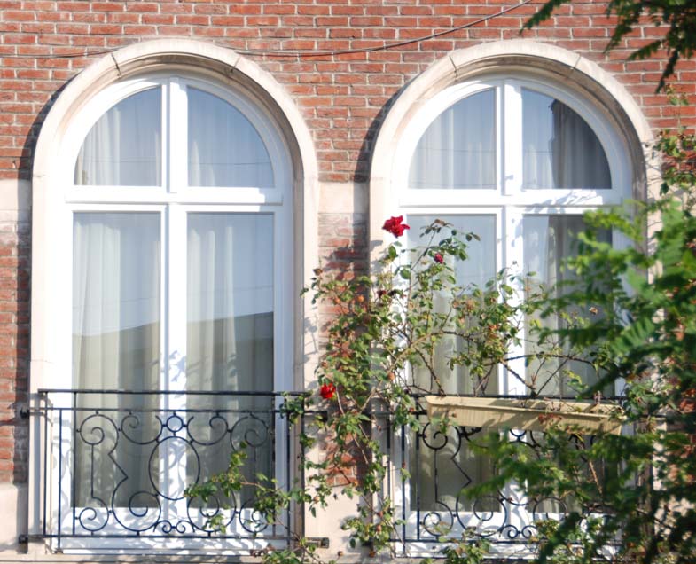 Un bâtiment en brique avec une grande fenêtre cintrée photo