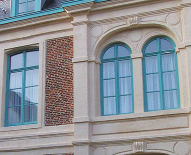 Menuiserie-Riche-fenetres-petits-bois-colles-patrimoine-renovation-cintre-menuiserie-riche.jpg