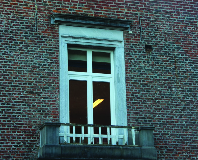 Menuiserie-Riche-grilles de ventilation-aerateur-dans-chassis-patrimoine-ecole-porte-balcon.jpg