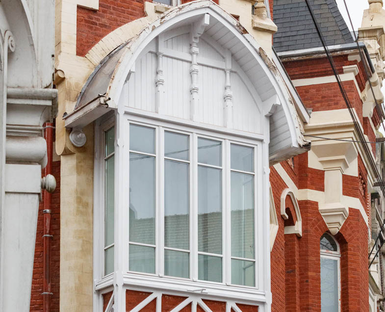 Menuiserie-Riche-loggia-renovation-blanche-et-menuiserie-decorative-moulures-patrimoine-france.jpg