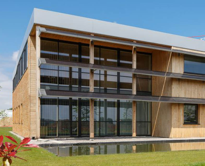Menuiserie-Riche-murs-rideaux-immeuble-tertiaire-bois-aluminium-noir-facade-bardage-bois-brise-soleil-solaire.jpg