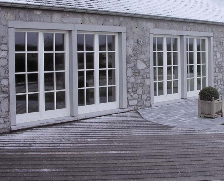 Menuiserie-Riche-portes-balcons-blanches-classiques-neige-renovation.jpg