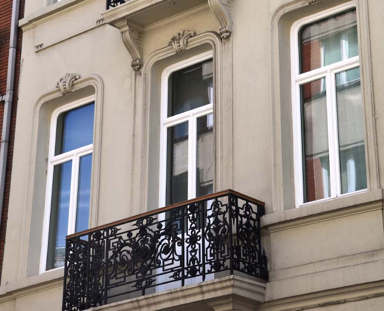 Menuiserie-Riche-portes-balcons-doubles-imposte-patrimoine-balcon-renovation.jpg