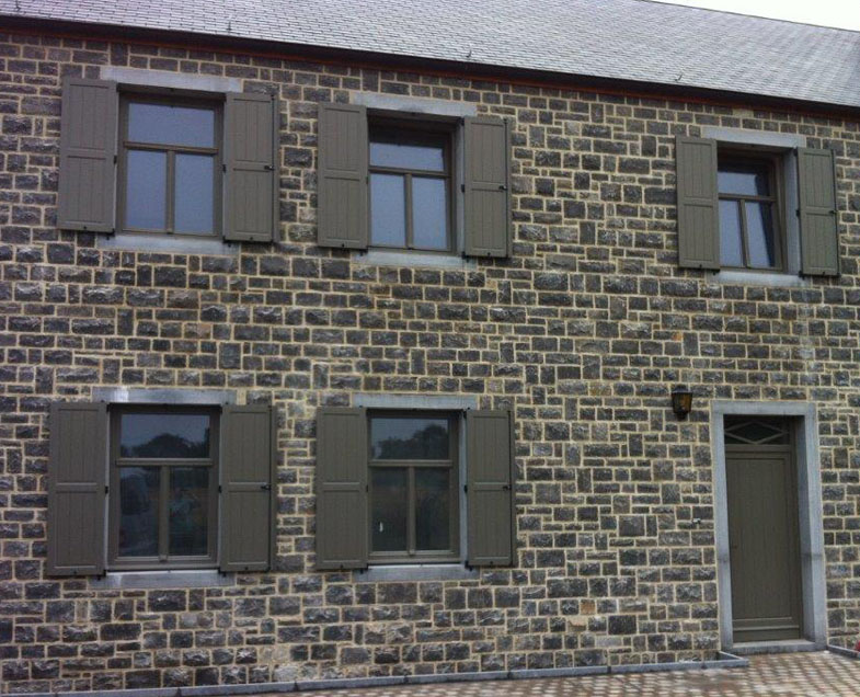 Menuiserie-Riche-volets-sur-cadre-gris-bruns-facade-pierres.jpg