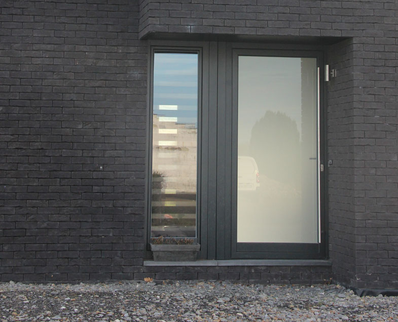 Menuiserie Rihe portes bois noire moderne briques noire et bardage mélèze archi Atelier de Tromcourt.jpg