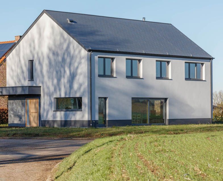 Menuiserie-Riche-chassis-teintes-bicolore-bois-aluminium-couleur-gris-fonce-vue-exterieur-facade-maison-complete.jpg