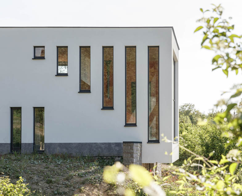 Menuiserie-Riche-chassis-teintes-bicolore-bois-aluminium-couleur-gris-fonce-vue-exterieur-facade-maison-design.jpg