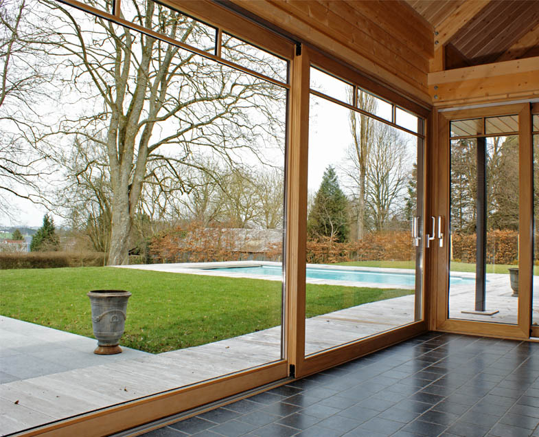 Menuiserie-Riche-chassis-teintes-bicolore-bois-aluminium-couleur-incolore-vue-interieur-coulissant-piscine.jpg