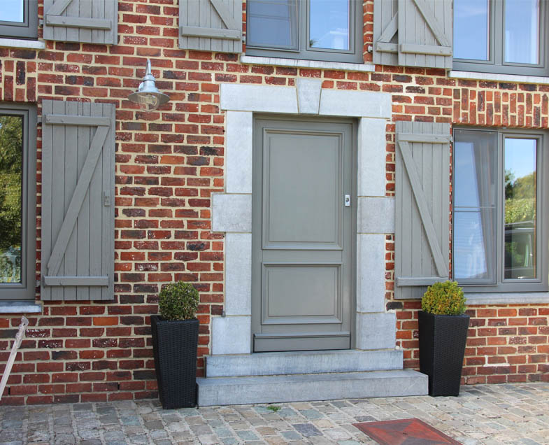 Menuiserie-Riche-chassis-teintes-bicolore-bois-couleur-gris-porte-entree-facade.jpg