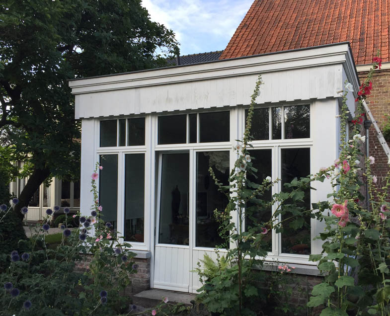 Menuiserie-Riche-ensemble-vitre-extension-facade-style-vieille-veranda-blanc-luxorama.jpg