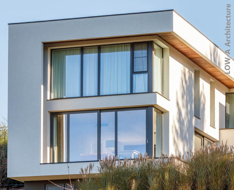 Menuiserie-Riche-ensemble-vitre-facade-villa-moderne-coulissants-et-fixe-enduit-blanc-archi-low-a.jpg