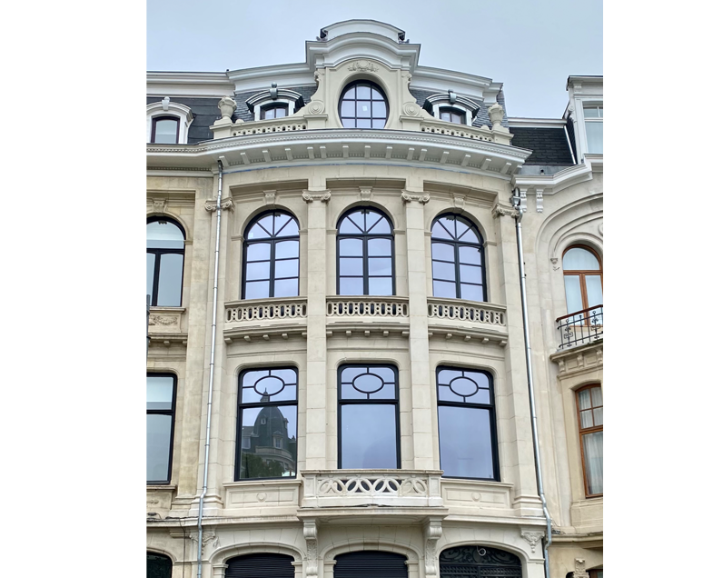 Menuiserie-Riche-facade-patrimoine-fenetres-renovation-maison-de-maitre-ww.png