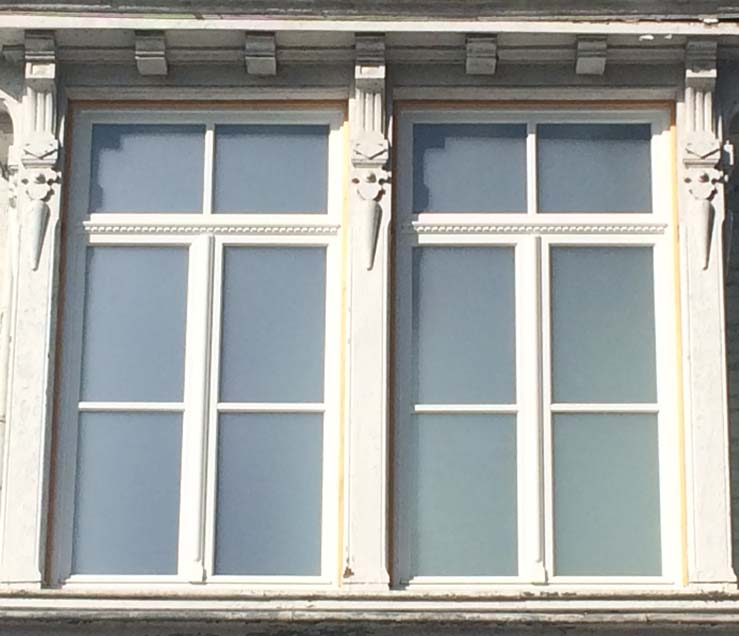 Menuiserie-Riche-fenetres-patrimoine-identique-double-ouvrant-imposte-manoir-blanc-Delrue.jpg