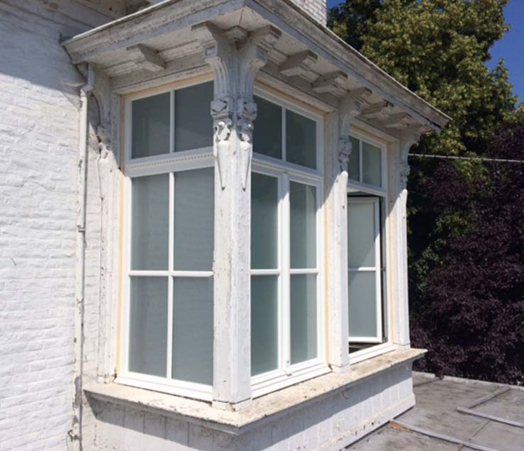 Menuiserie-Riche-fenetres-patrimoines-identique-dans-loggia-manoir-blanc-boussu.jpg