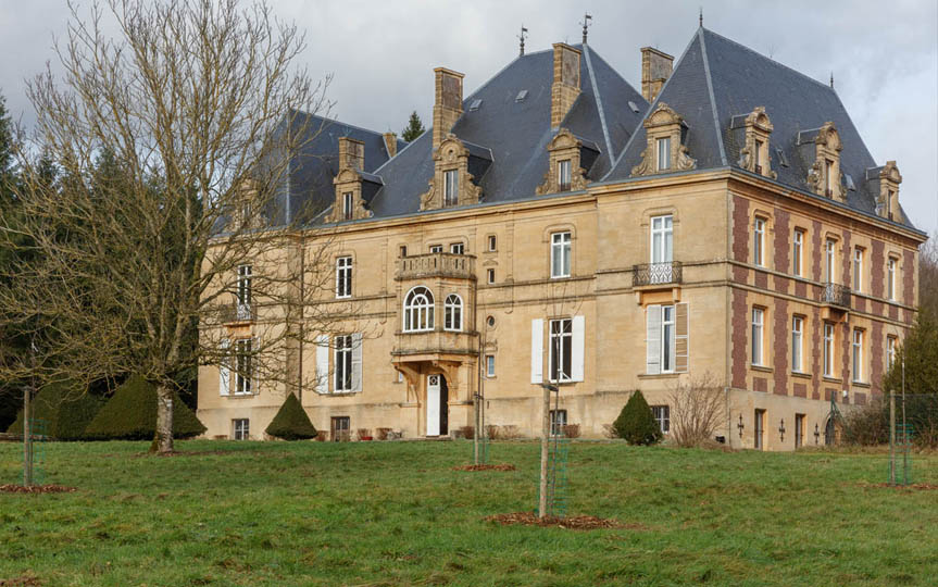 Menuiserie-Riche-fenetres-style-patrimoine-chateau-facade-renovation.jpg