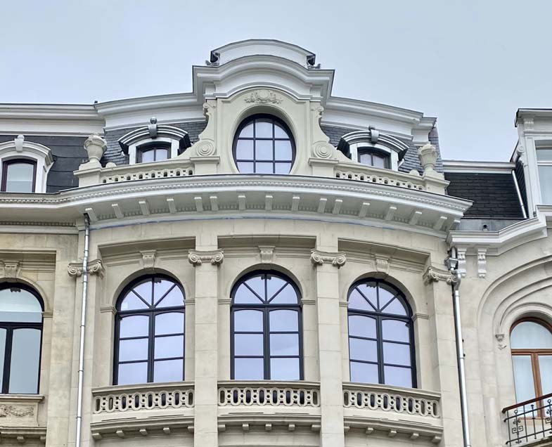 Menuiserie-Riche-patrimoine-facade-fenetres-bleu-fonce-cintrees-fenetre-toit-rondes-renovation-maison-de-maitre-ww.jpg
