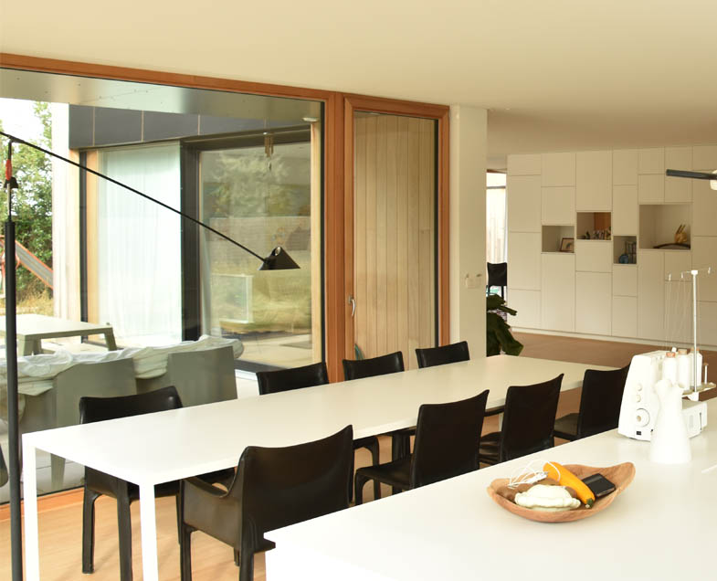 Menuiserie-Riche-porte-balcon-a-cote-levant-coulissant-bicolore-bois-noir-cuisine-luxorama.jpg