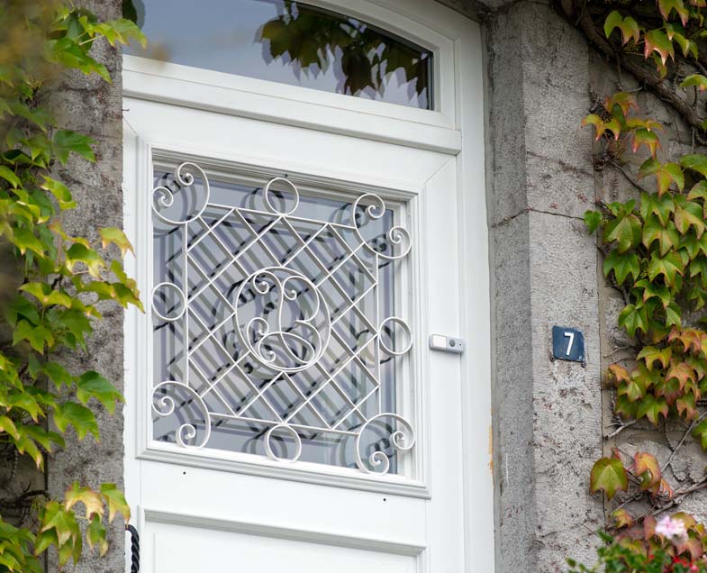 Menuiserie-Riche-porte-blanche-recuperation-fers-forges-blancs-renovation-maison-pierre-chimsco.jpg