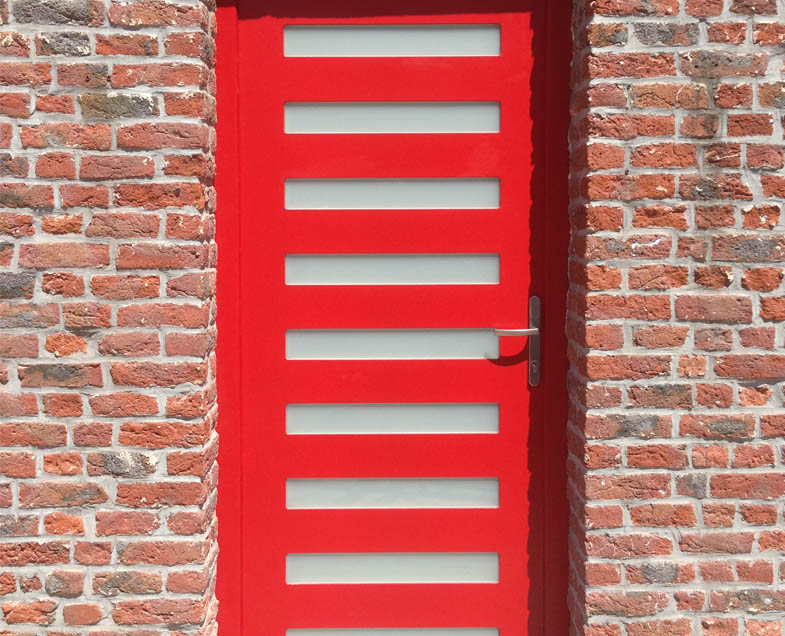 Menuiserie-Riche-porte-bloc-porte-rouge-fins-vitrages-facade-briques.jpg