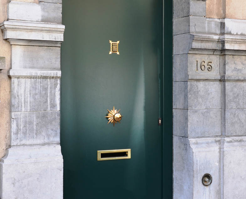 Menuiserie-Riche-porte-bloc-porte-verte-plane-dans-maison-de-maitre.jpg