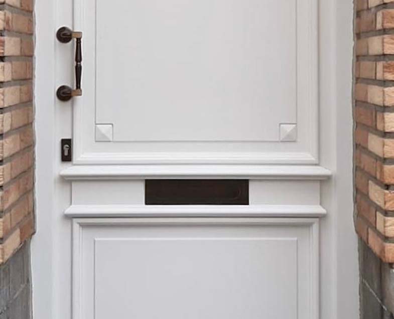 Menuiserie-Riche-porte-boite-lettre-laiton-vieilli-ou-bronze-porte-elegance-blanche-ww.jpg