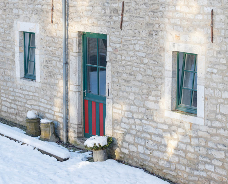 Menuiserie-Riche-porte-cottage-mi-vitree-verte-inclusion-rouge-archi-Kyo-Co.jpg  Texte alternatif