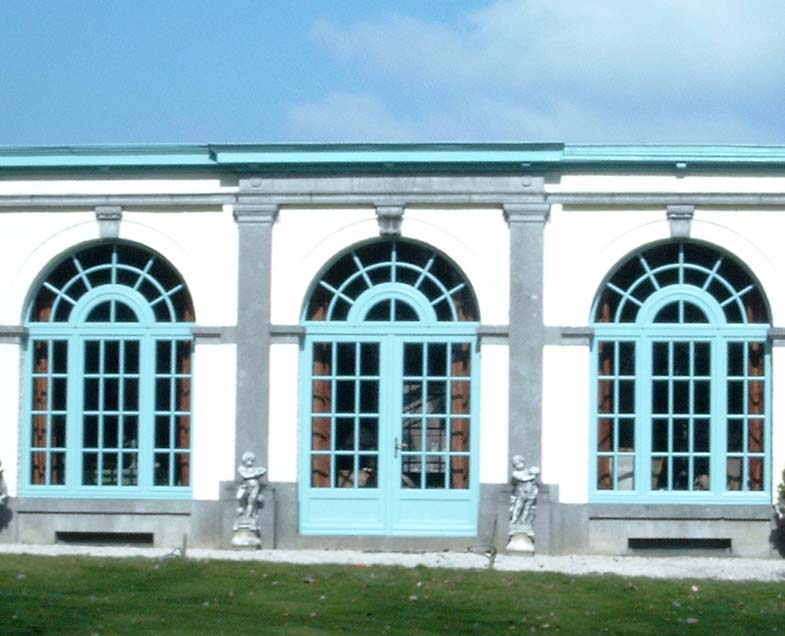 Menuiserie-Riche-porte-double-vitree-cintree-style-orangerie-turquoise.jpg