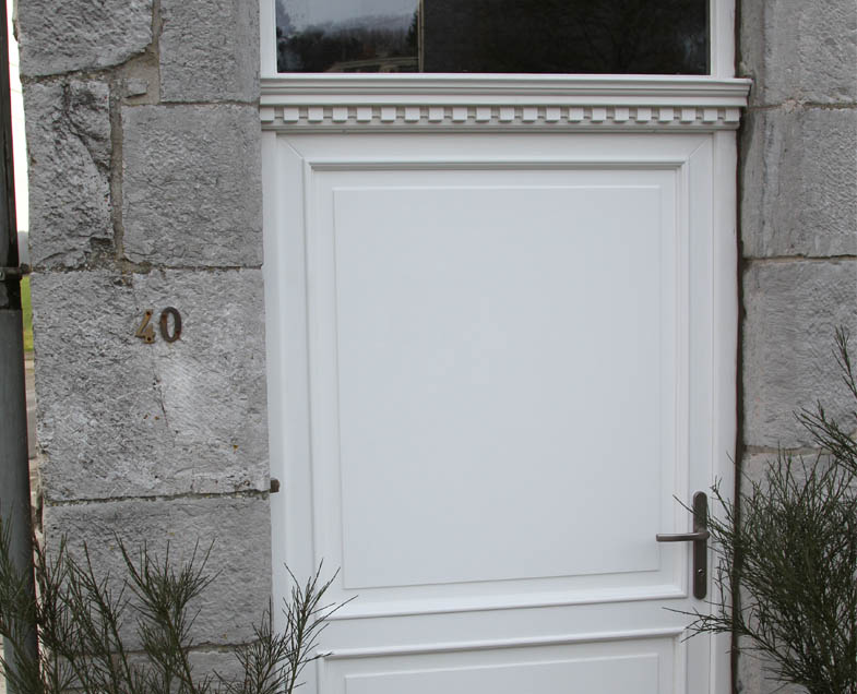 Menuiserie-Riche-porte-elegance-deux-panneaux-blancs-moulure-piano-imposte-fermette.jpg