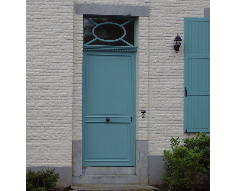 Menuiserie-Riche-porte-elegance-deux-panneaux-imposte-petits-bois-elipse-patrimoine-turquoise-piliers-carres.png