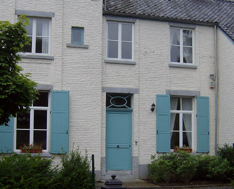 Menuiserie-Riche-porte-elegance-deux-panneaux-turquoise-moulure-piano-imoste-oval-etoile-vue-generale.jpg 