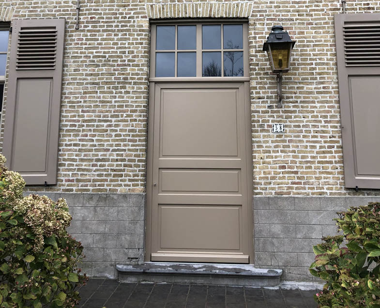 Menuiserie-Riche-porte-elegance-trois-panneaux-beige-imposte-petits-bois-et-traverse.jpg