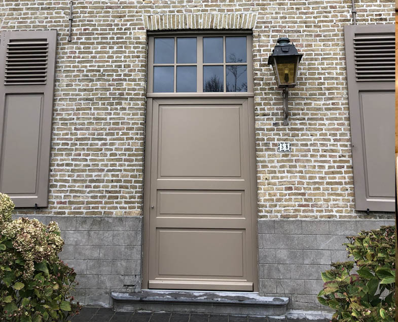 Menuiserie-Riche-porte-eleganvce-trois-panneaux-imposte-petits-bois-greige-renovation-Luxorama.jpg