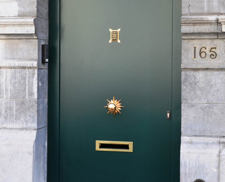 Menuiserie-Riche-porte-exterieure-bloc-porte-plane-verte-ornements-laiton.jpg