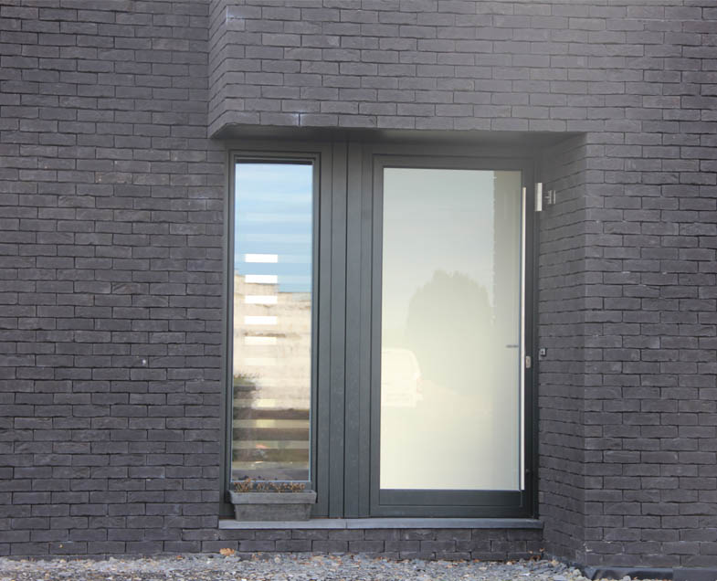 Menuiserie-Riche-porte-moderne-bois-aluminium-vitree-fixe-lateral-tirnat-inox-sur-toute-hauteur.jpg 