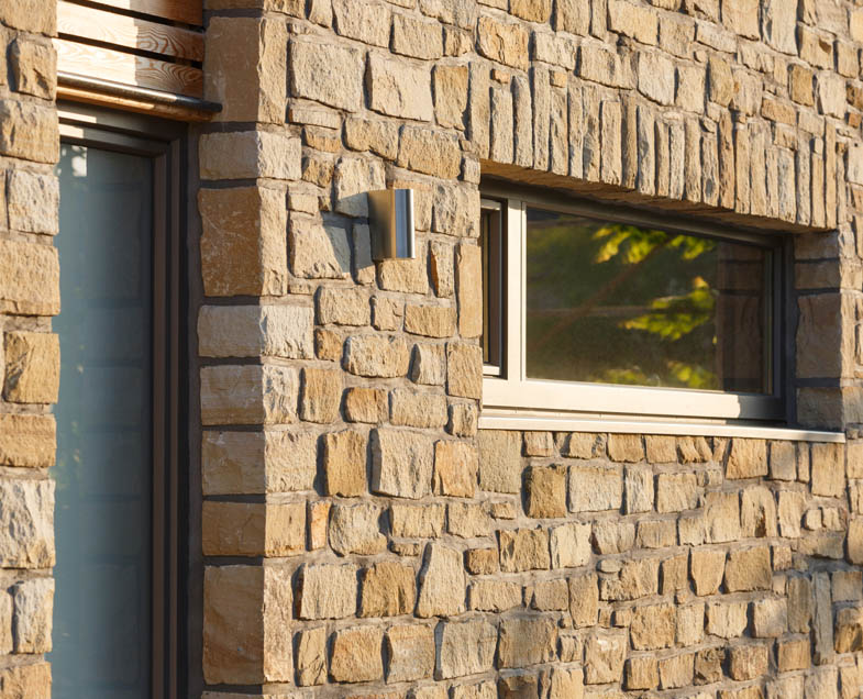 Menuiserie-Riche-porte-moderne-bois-aluminium-vitree-vitrage-sablee-facade-pierres.jpg