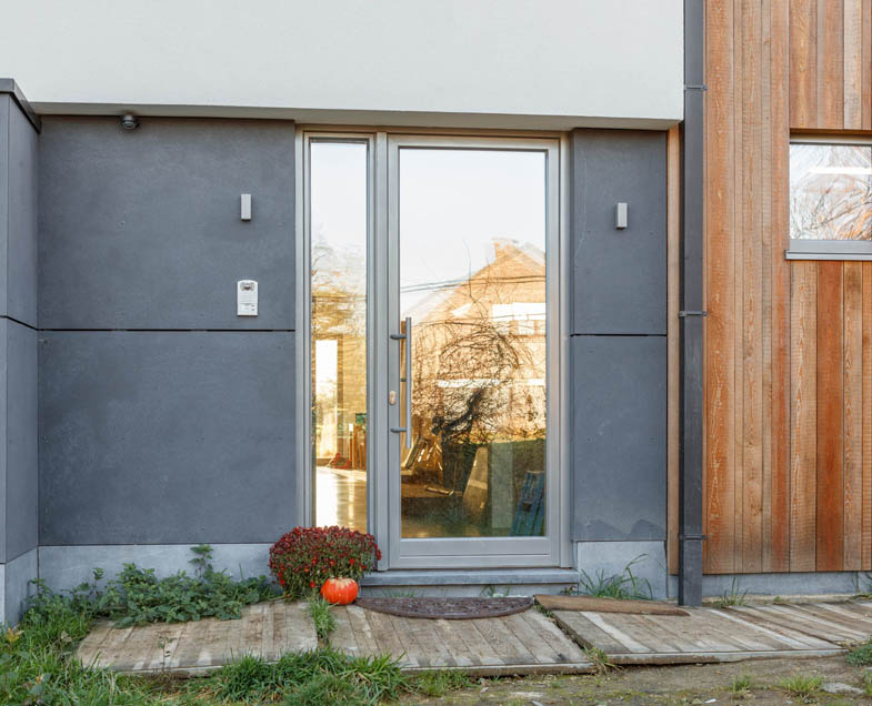 Menuiserie-Riche-porte-moderne-dans-façade-trespa-bois-Quercus-Architecte.jpg